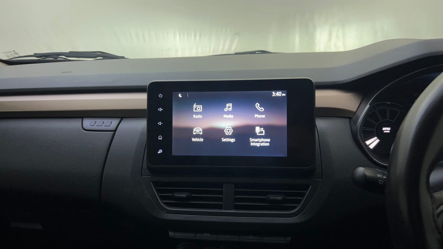 Used 2022 Renault Kiger RXT (O) Turbo CVT Dual Tone Petrol Automatic top_features Touch screen infotainment system