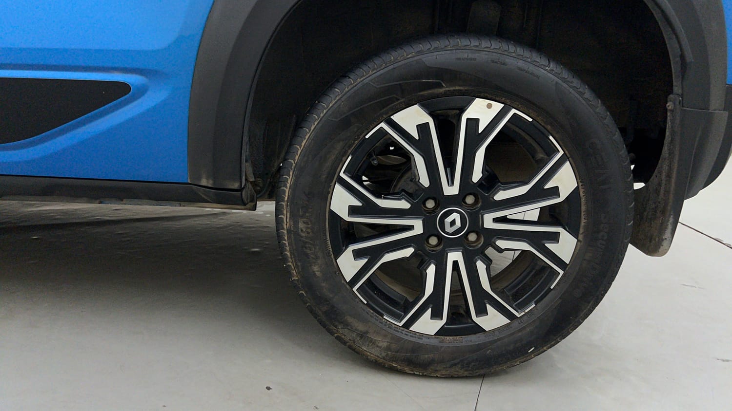 Used 2022 Renault Kiger RXT (O) Turbo CVT Dual Tone Petrol Automatic tyres LEFT REAR TYRE RIM VIEW