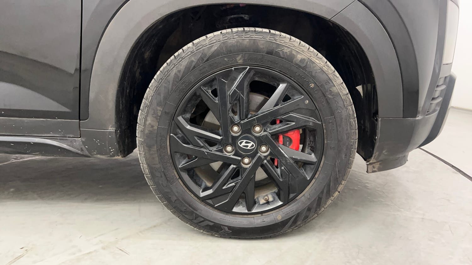 Used 2025 Hyundai Creta 1.5 MPi Petrol IVT SX(O) Knight Edition Petrol Automatic tyres RIGHT FRONT TYRE RIM VIEW
