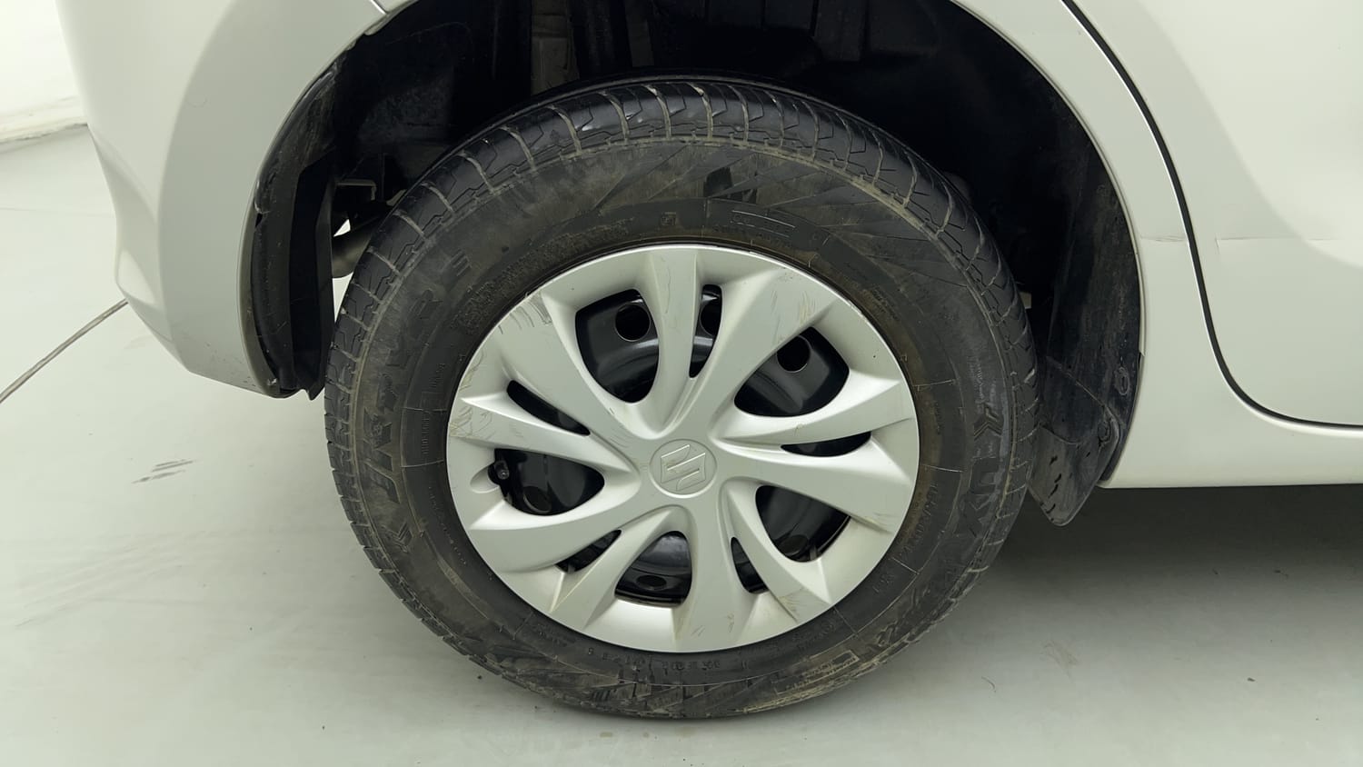 Used 2023 Maruti Suzuki Swift VXi Petrol Manual tyres RIGHT REAR TYRE RIM VIEW