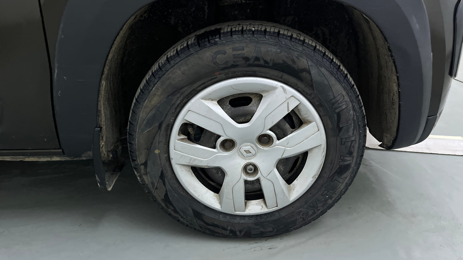 Used 2016 Renault Kwid RXT Petrol Manual tyres RIGHT FRONT TYRE RIM VIEW