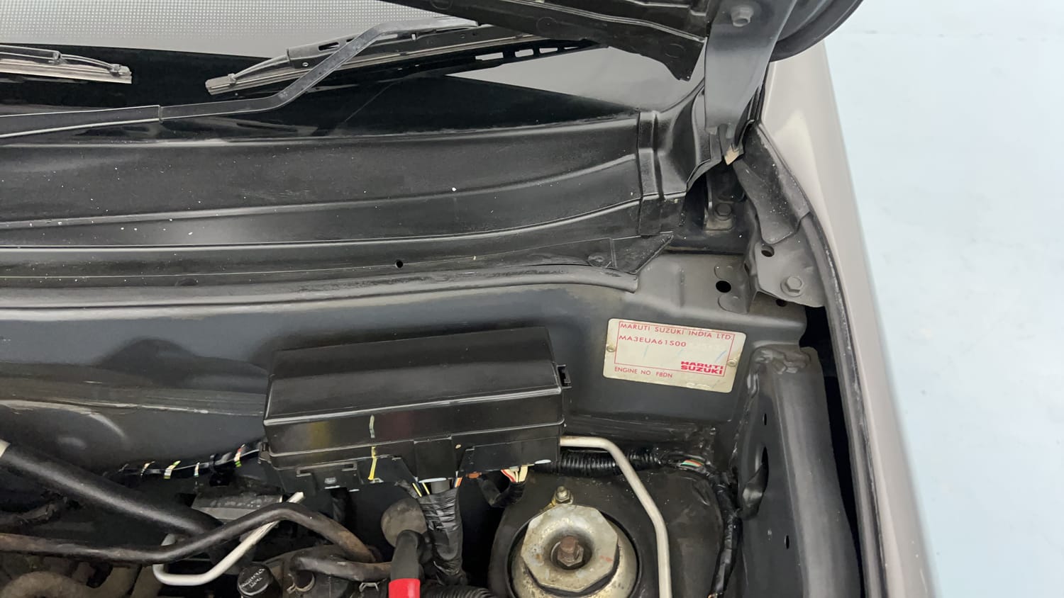 Used 2022 Maruti Suzuki Alto 800 LXi (O) Petrol Manual engine ENGINE LEFT SIDE HINGE & APRON VIEW