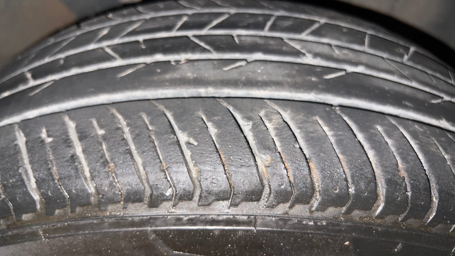 Used 2022 Renault Kiger RXT (O) Turbo CVT Dual Tone Petrol Automatic tyres RIGHT FRONT TYRE TREAD VIEW