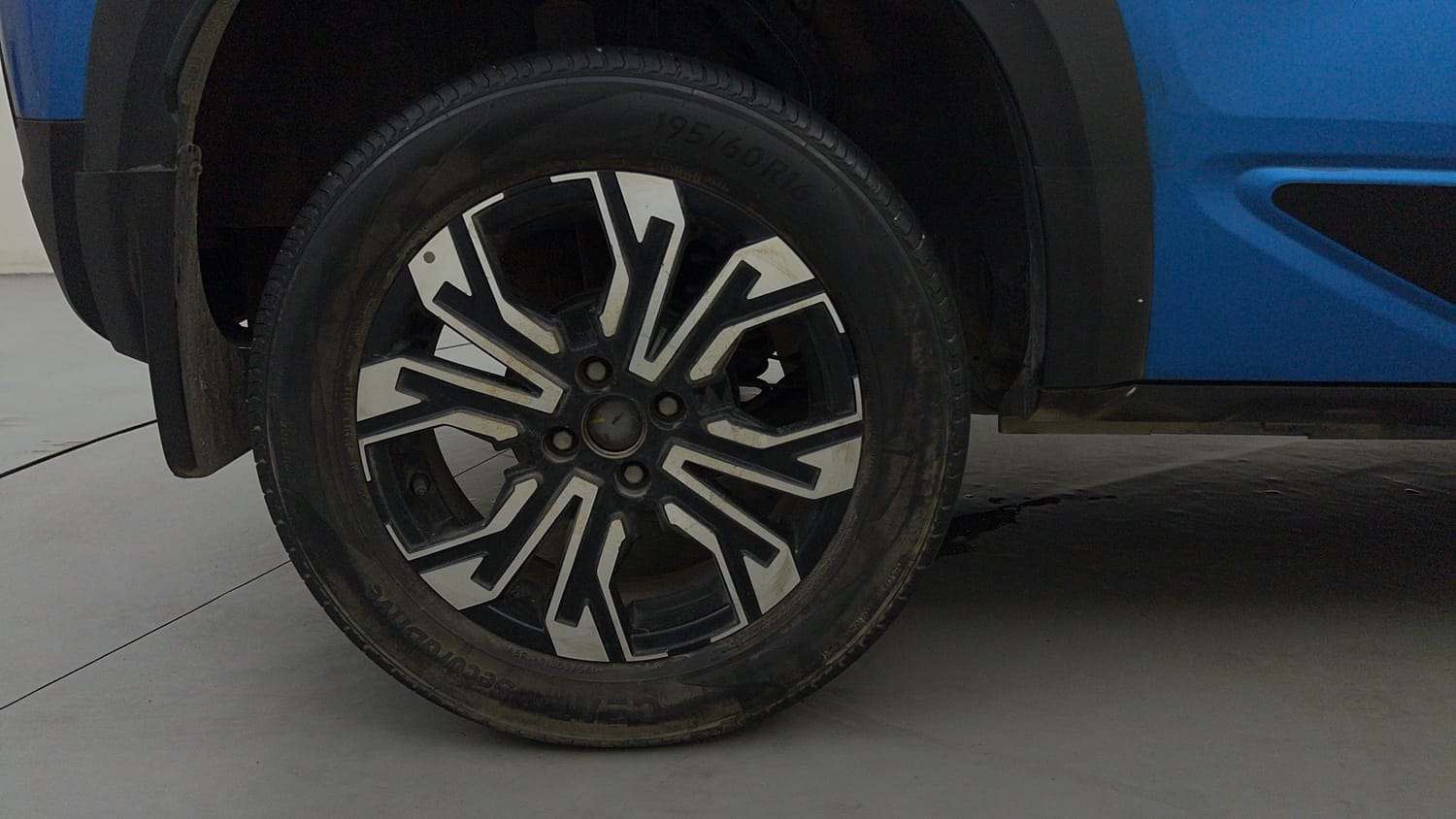Used 2022 Renault Kiger RXT (O) Turbo CVT Dual Tone Petrol Automatic tyres RIGHT REAR TYRE RIM VIEW