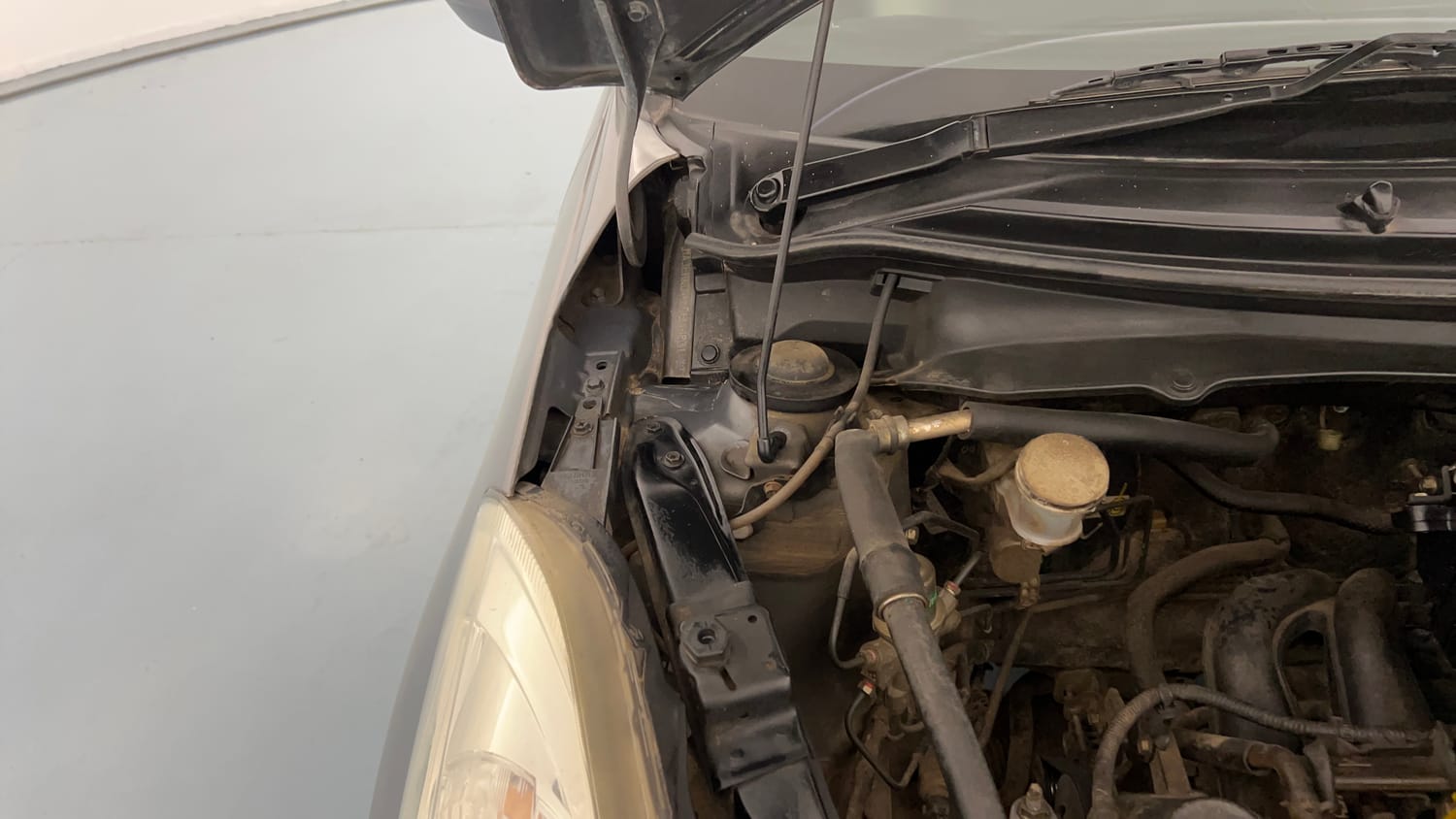 Used 2015 Maruti Suzuki Swift VXi Petrol Manual engine ENGINE RIGHT SIDE HINGE & APRON VIEW