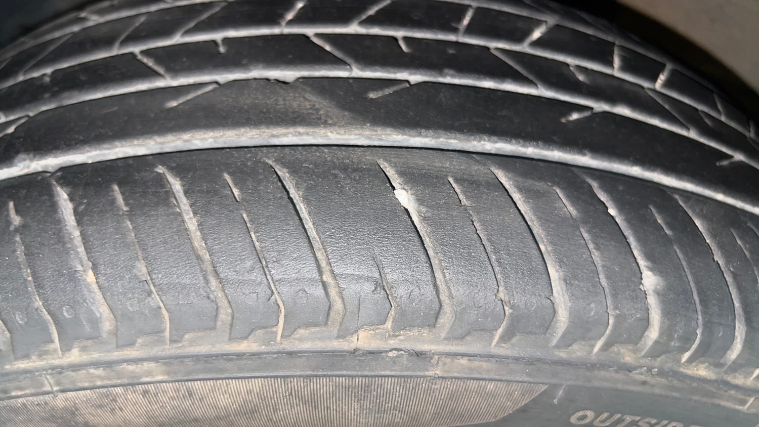 Used 2022 Renault Kiger RXT (O) Turbo CVT Dual Tone Petrol Automatic tyres LEFT FRONT TYRE TREAD VIEW