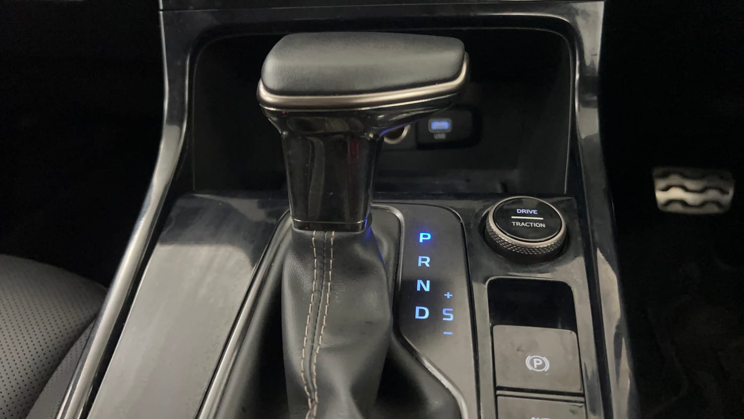 Used 2025 Hyundai Creta 1.5 MPi Petrol IVT SX(O) Knight Edition Petrol Automatic interior GEAR  KNOB VIEW