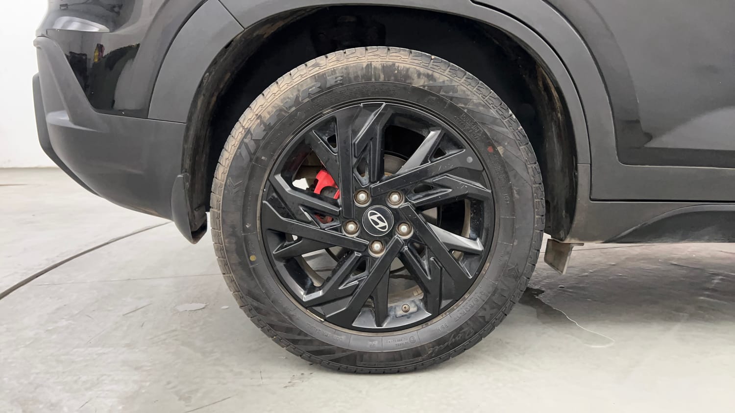 Used 2025 Hyundai Creta 1.5 MPi Petrol IVT SX(O) Knight Edition Petrol Automatic tyres RIGHT REAR TYRE RIM VIEW