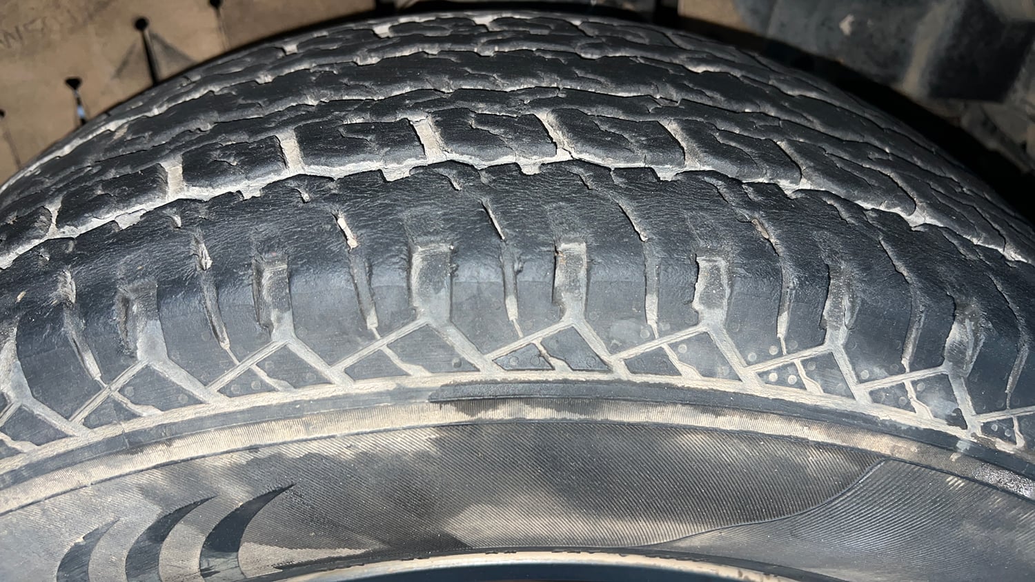 Used 2022 mahindra Thar LX Hard Top Petrol AT 4WD Petrol Automatic tyres RIGHT FRONT TYRE TREAD VIEW