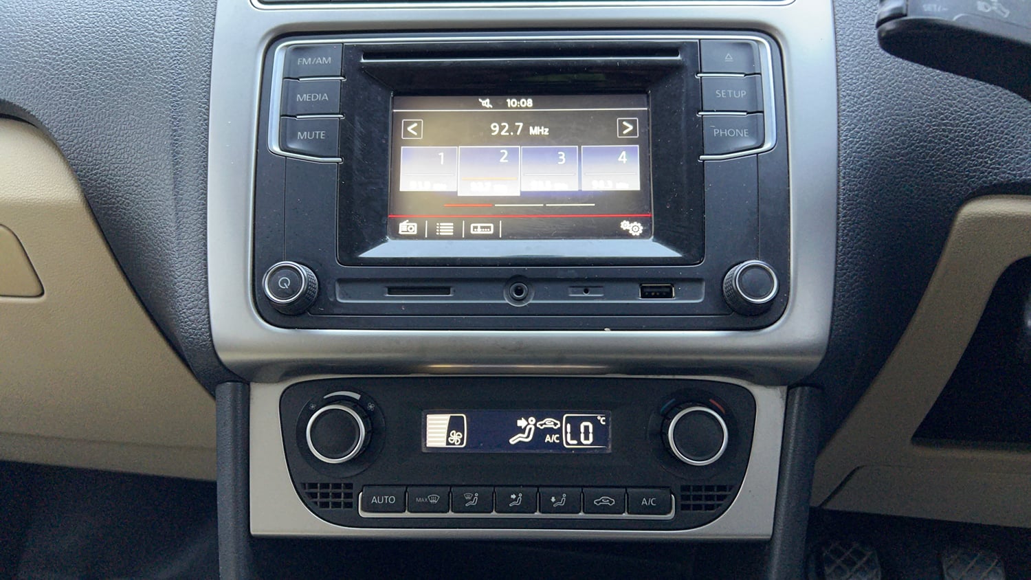 Used 2016 Volkswagen Polo Highline1.2L (P) Petrol Manual interior MUSIC SYSTEM & AC CONTROL VIEW