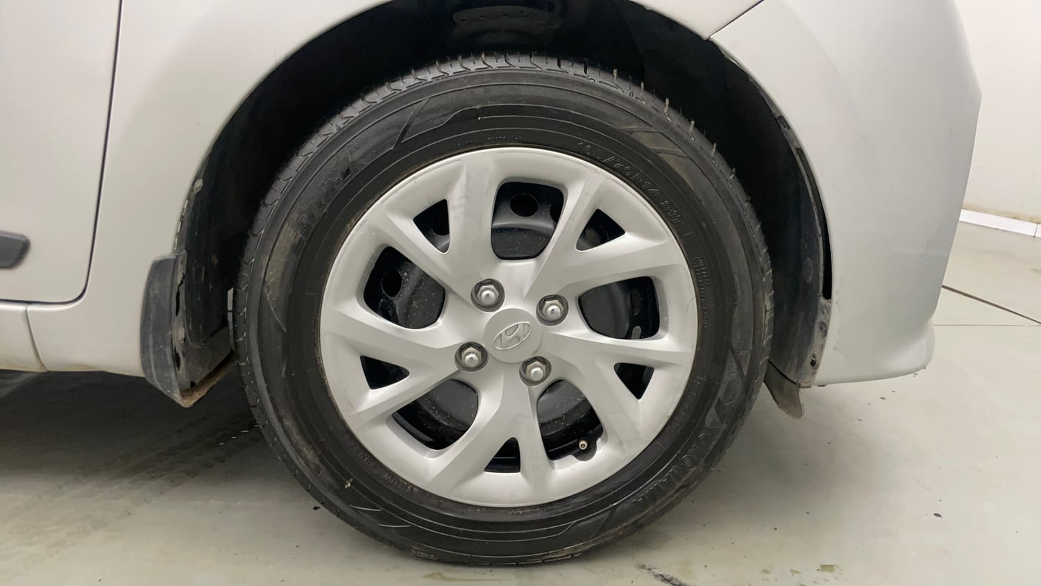 Used 2018 Hyundai Grand i10 Sportz 1.2 Kappa VTVT Petrol Manual tyres RIGHT FRONT TYRE RIM VIEW
