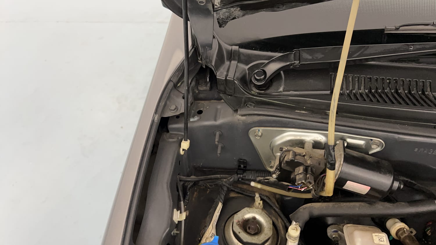 Used 2022 Maruti Suzuki Alto 800 LXi (O) Petrol Manual engine ENGINE RIGHT SIDE HINGE & APRON VIEW