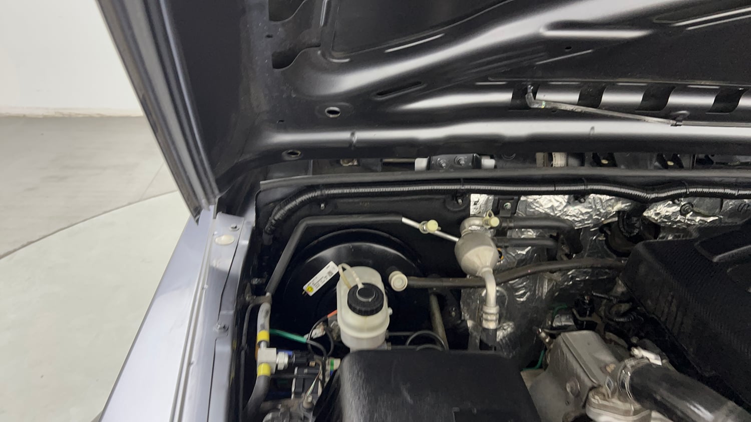 Used 2022 mahindra Thar LX Hard Top Petrol AT 4WD Petrol Automatic engine ENGINE RIGHT SIDE HINGE & APRON VIEW