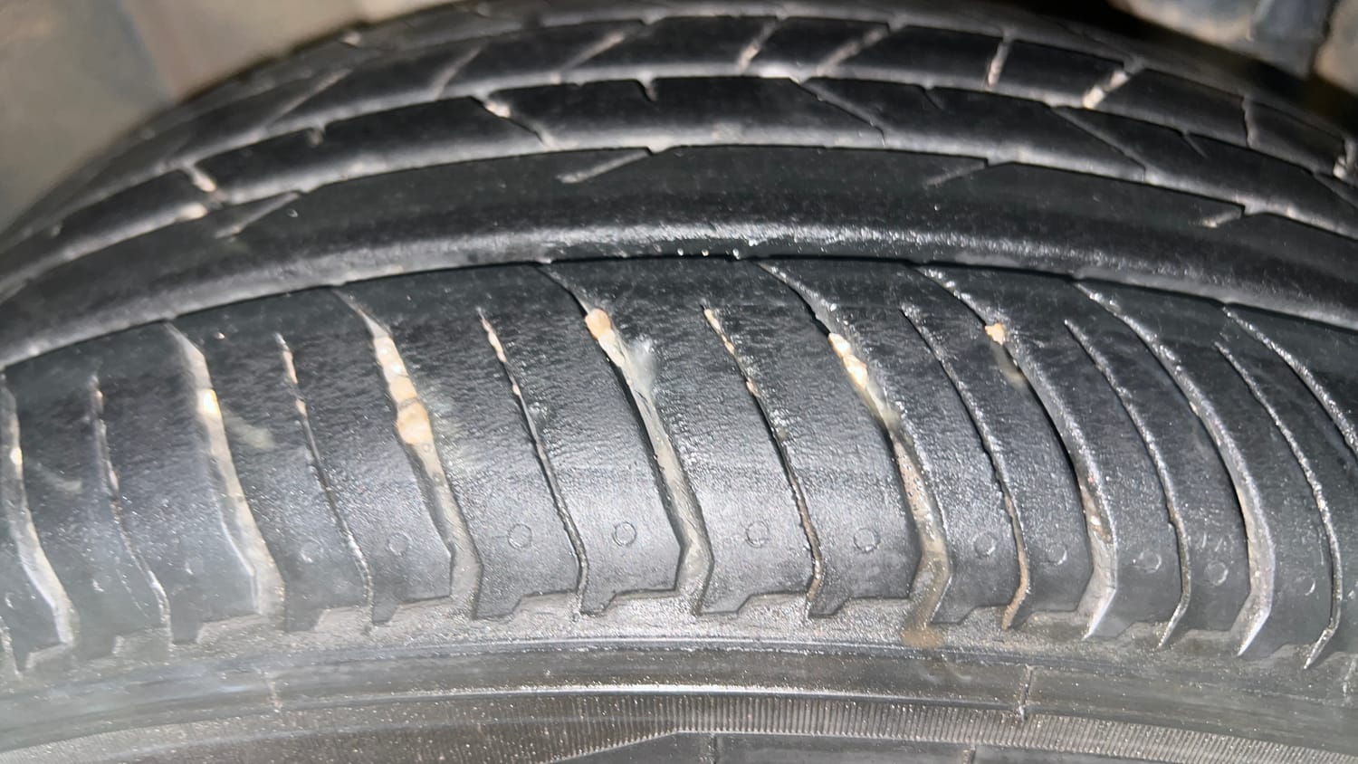 Used 2022 Renault Kiger RXT (O) Turbo CVT Dual Tone Petrol Automatic tyres RIGHT REAR TYRE TREAD VIEW