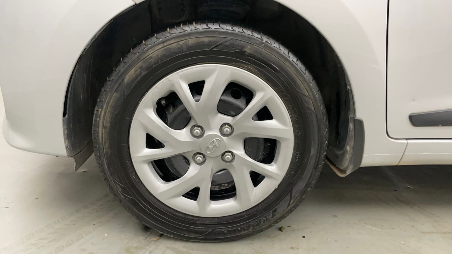 Used 2018 Hyundai Grand i10 Sportz 1.2 Kappa VTVT Petrol Manual tyres LEFT FRONT TYRE RIM VIEW