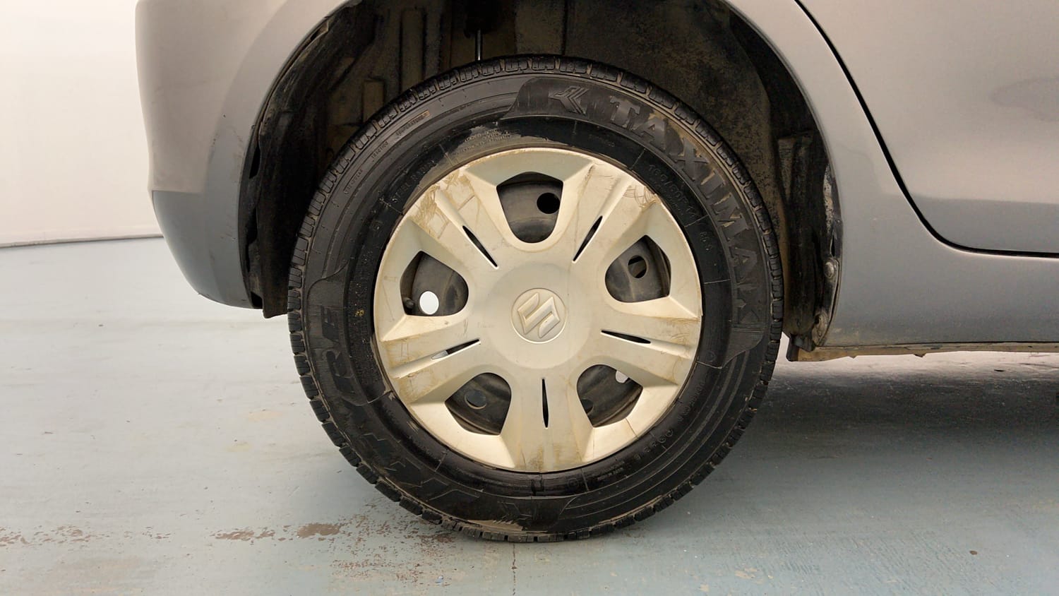 Used 2015 Maruti Suzuki Swift VXi Petrol Manual tyres RIGHT REAR TYRE RIM VIEW
