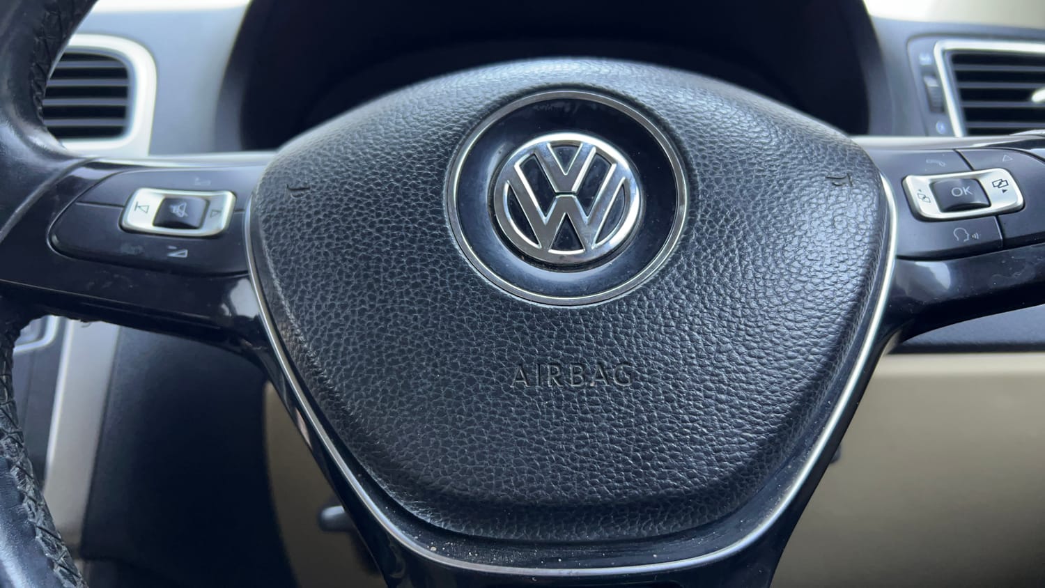 Used 2016 Volkswagen Polo Highline1.2L (P) Petrol Manual top_features Airbags