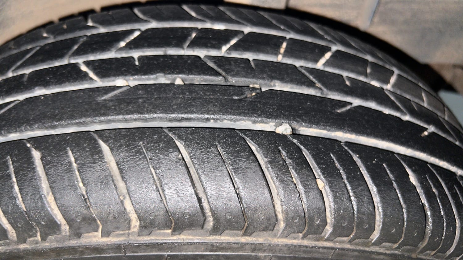 Used 2022 Renault Kiger RXT (O) Turbo CVT Dual Tone Petrol Automatic tyres LEFT REAR TYRE TREAD VIEW