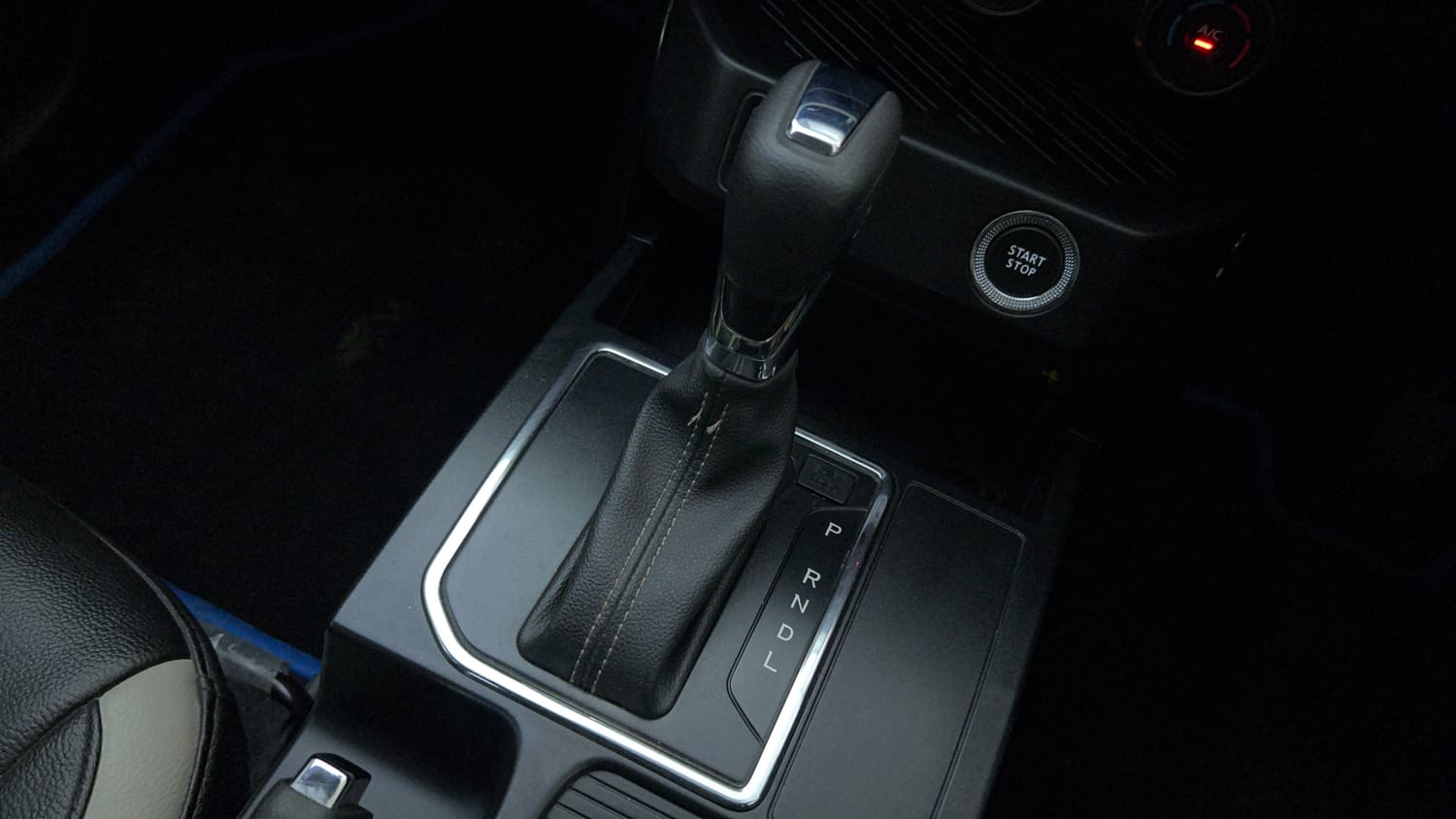 Used 2022 Renault Kiger RXT (O) Turbo CVT Dual Tone Petrol Automatic interior GEAR  KNOB VIEW