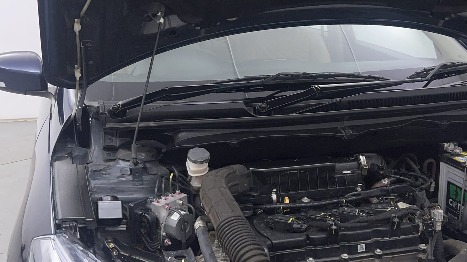 Used 2024 Maruti Suzuki Ciaz Zeta 1.5 AT Petrol Automatic engine ENGINE RIGHT SIDE HINGE & APRON VIEW