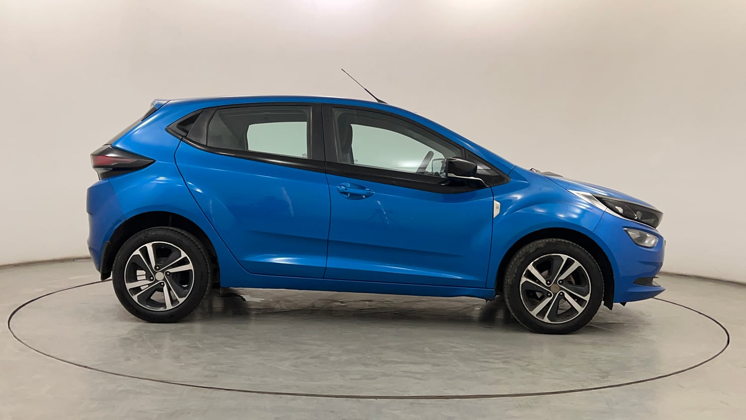 Used 2023 Tata Altroz XZ Petrol Petrol Manual exterior RIGHT SIDE VIEW
