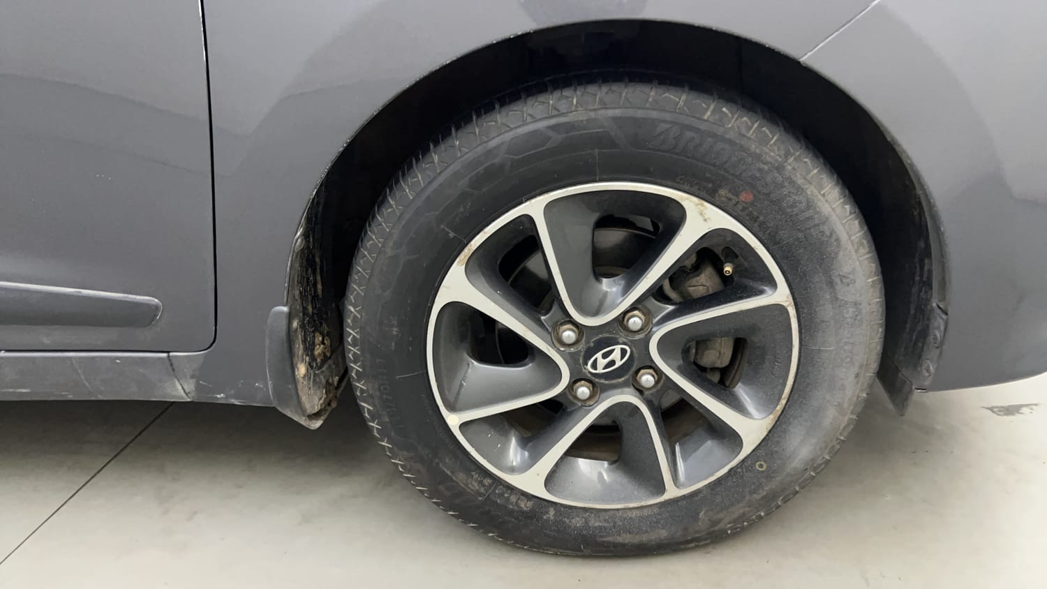Used 2017 Hyundai Grand i10 Asta 1.2 Kappa VTVT Petrol Manual tyres RIGHT FRONT TYRE RIM VIEW