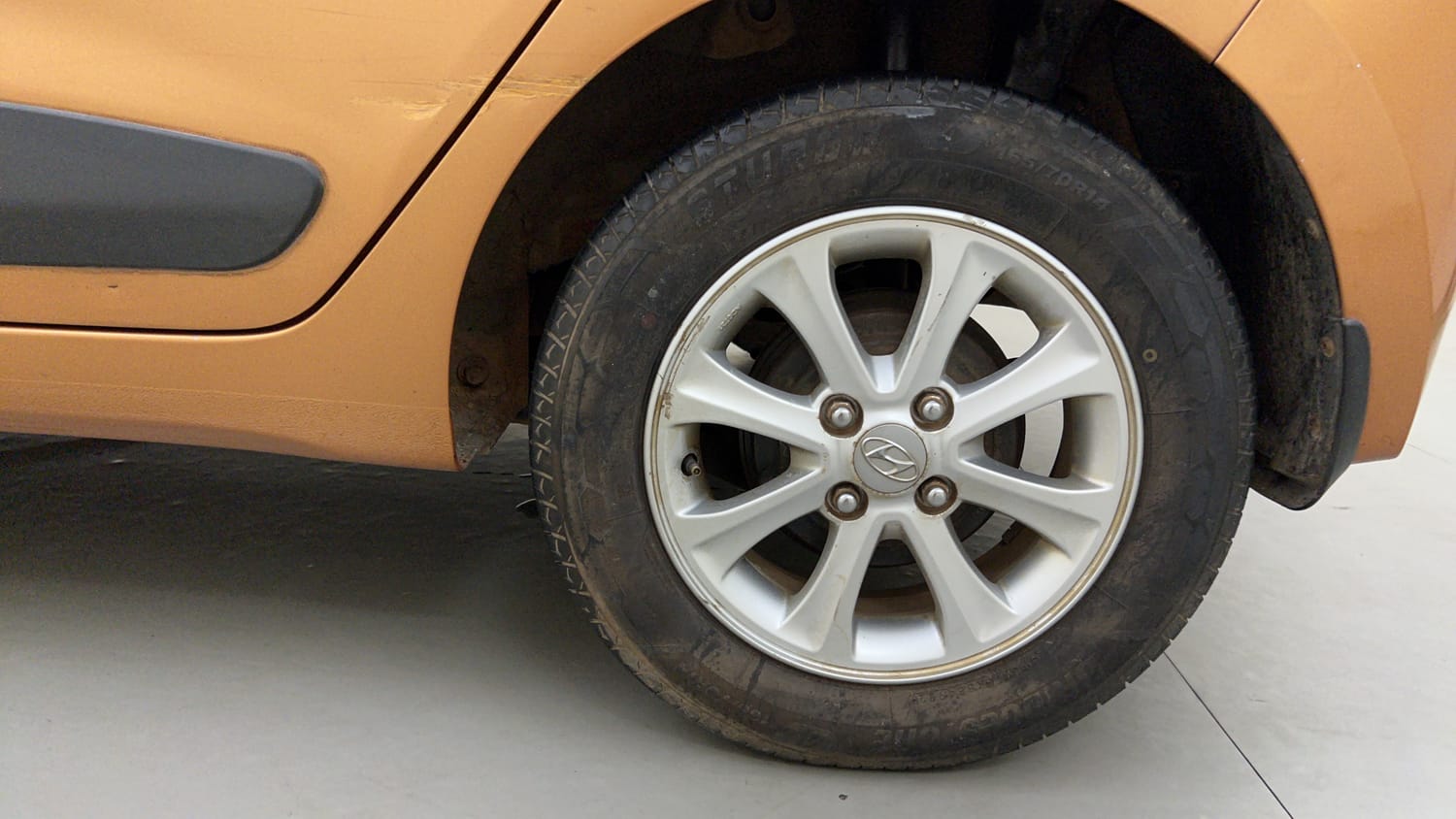 Used 2015 Hyundai Grand i10 Asta AT 1.2 Kappa VTVT Petrol Automatic tyres LEFT REAR TYRE RIM VIEW