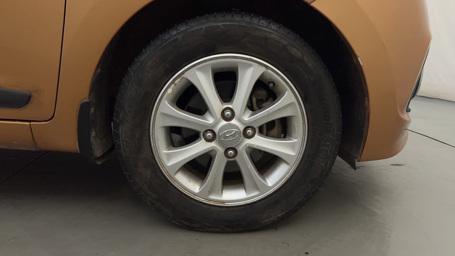 Used 2015 Hyundai Grand i10 Asta AT 1.2 Kappa VTVT Petrol Automatic tyres RIGHT FRONT TYRE RIM VIEW