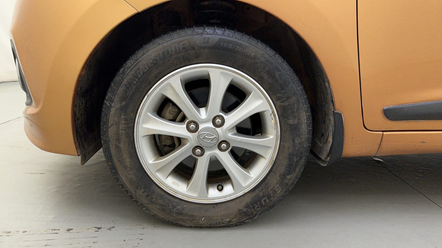 Used 2015 Hyundai Grand i10 Asta AT 1.2 Kappa VTVT Petrol Automatic tyres LEFT FRONT TYRE RIM VIEW