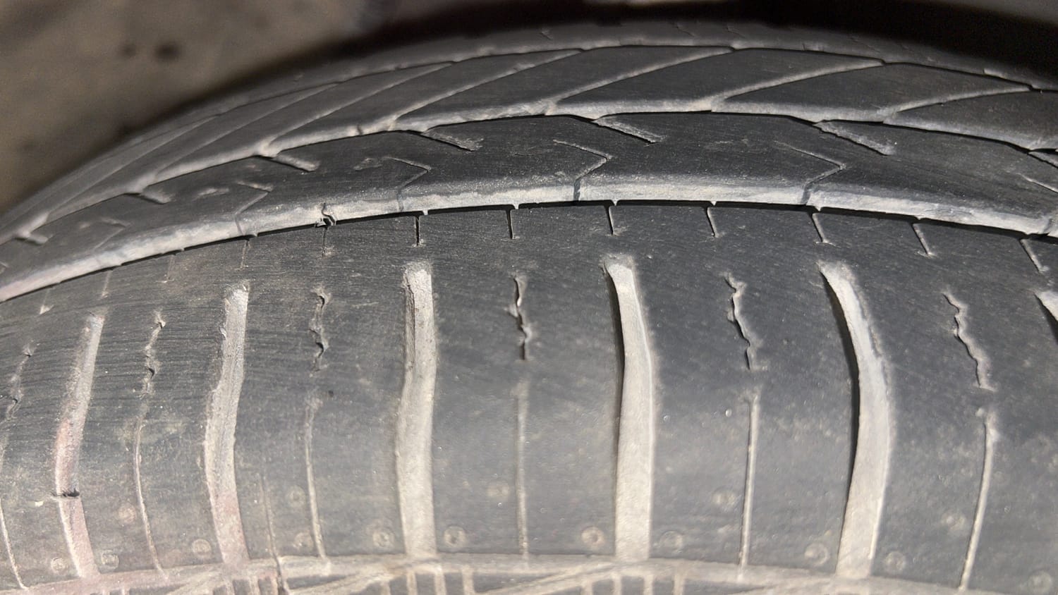 Used 2013 Hyundai i10 Sportz 1.2 Kappa2 Petrol Manual tyres RIGHT FRONT TYRE TREAD VIEW