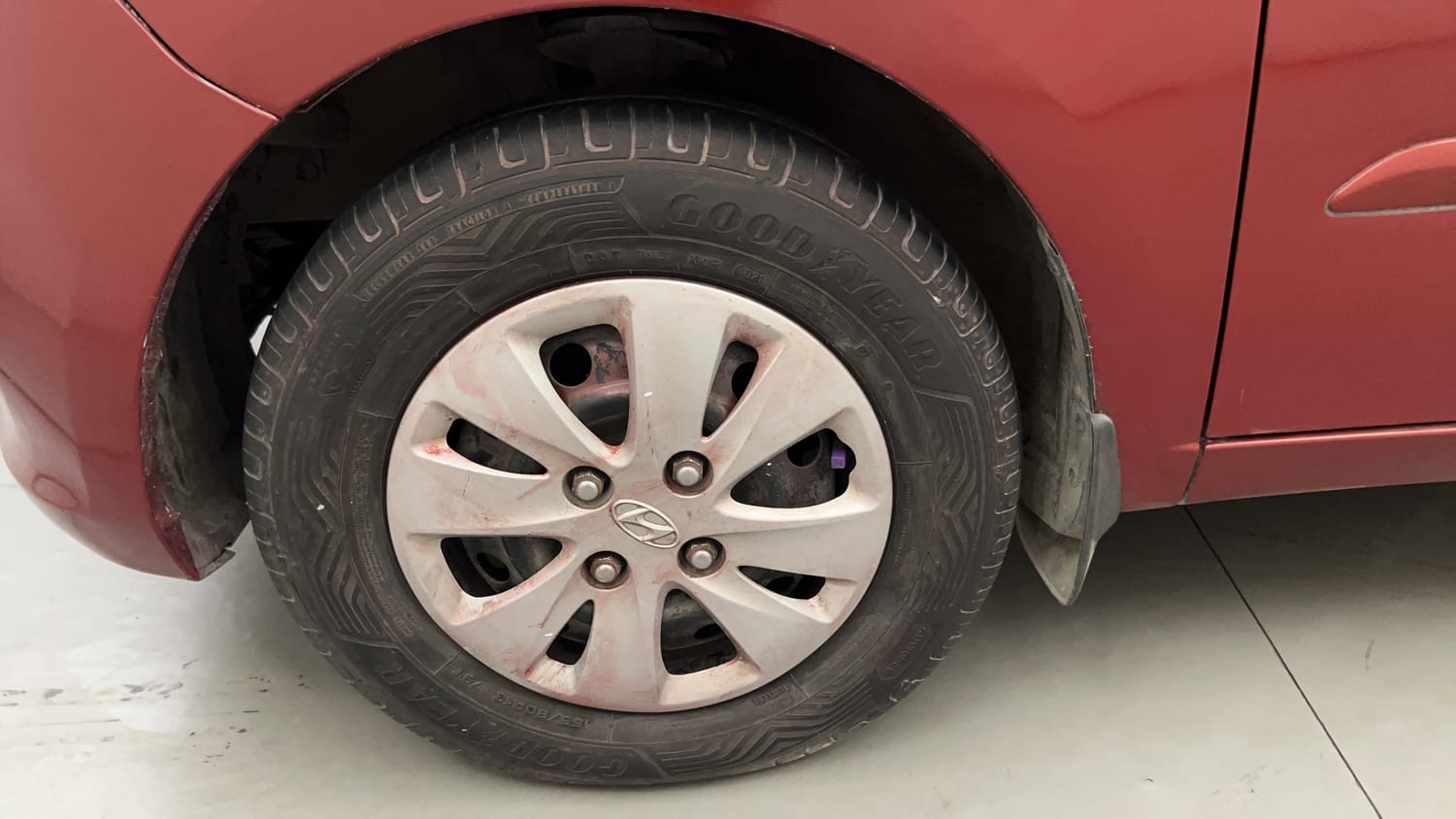 Used 2013 Hyundai i10 Sportz 1.2 Kappa2 Petrol Manual tyres LEFT FRONT TYRE RIM VIEW