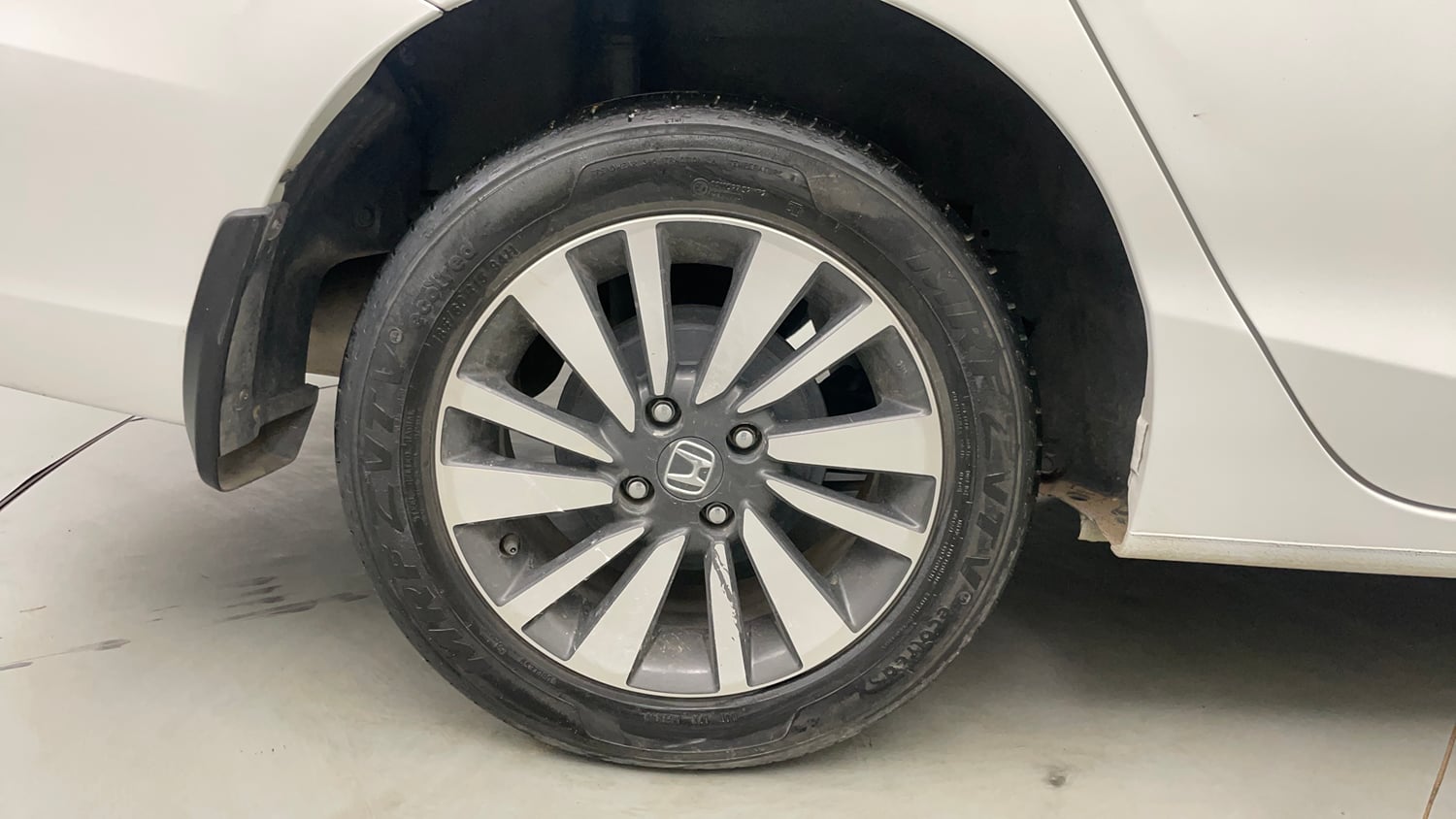 Used 2023 Honda City V Petrol MT Petrol Manual tyres RIGHT REAR TYRE RIM VIEW