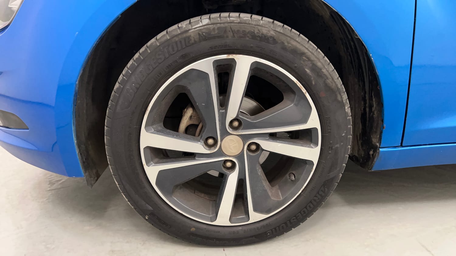 Used 2023 Tata Altroz XZ Petrol Petrol Manual tyres LEFT FRONT TYRE RIM VIEW