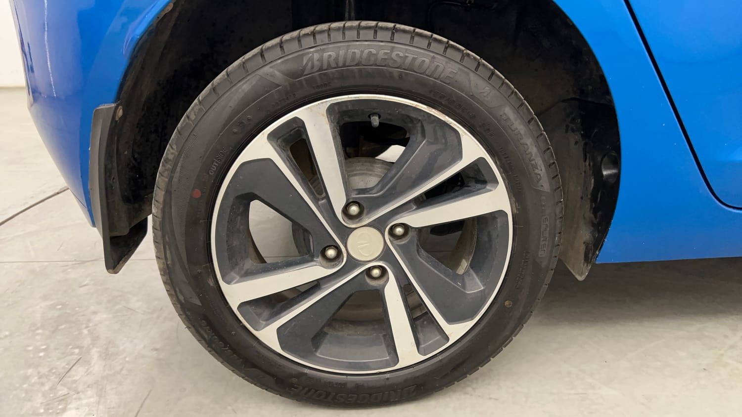 Used 2023 Tata Altroz XZ Petrol Petrol Manual tyres RIGHT REAR TYRE RIM VIEW