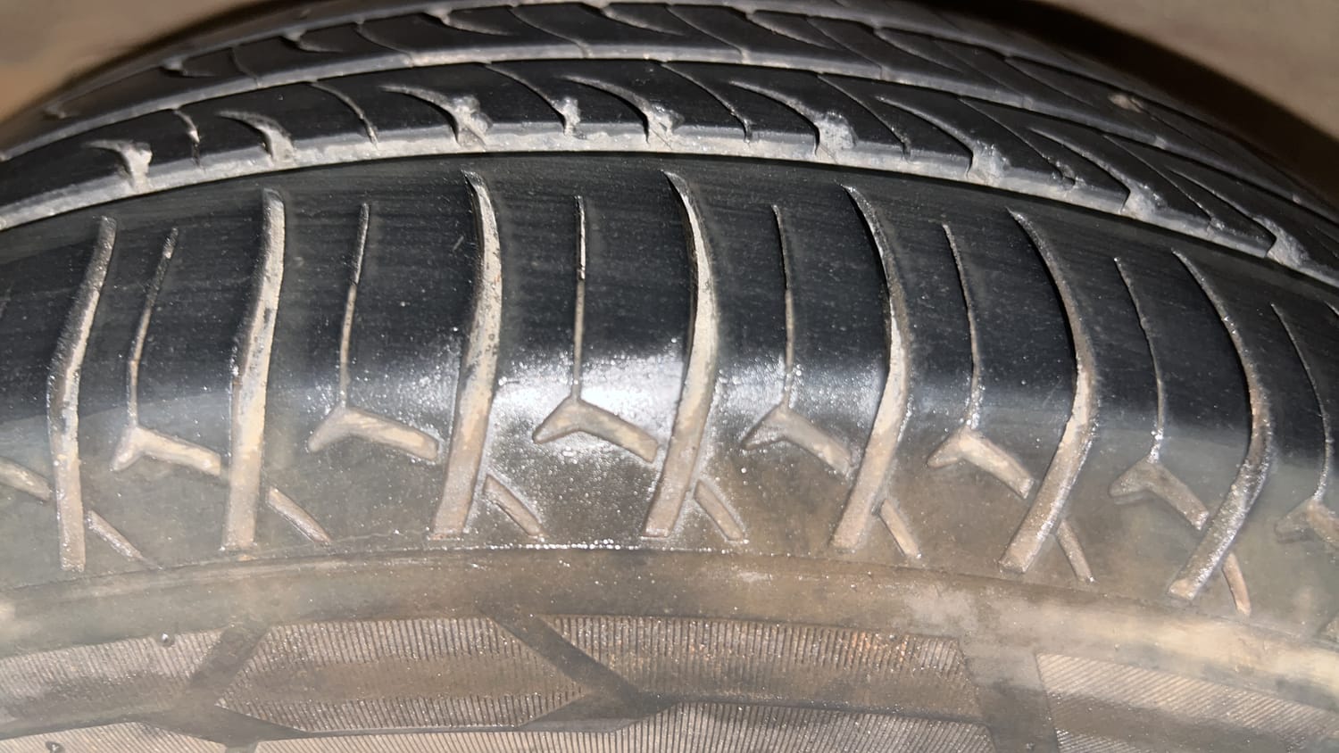 Used 2015 Hyundai Grand i10 Asta AT 1.2 Kappa VTVT Petrol Automatic tyres RIGHT REAR TYRE TREAD VIEW