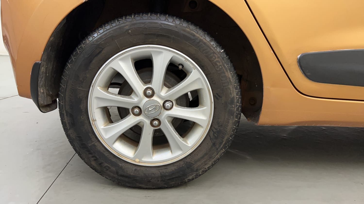 Used 2015 Hyundai Grand i10 Asta AT 1.2 Kappa VTVT Petrol Automatic tyres RIGHT REAR TYRE RIM VIEW
