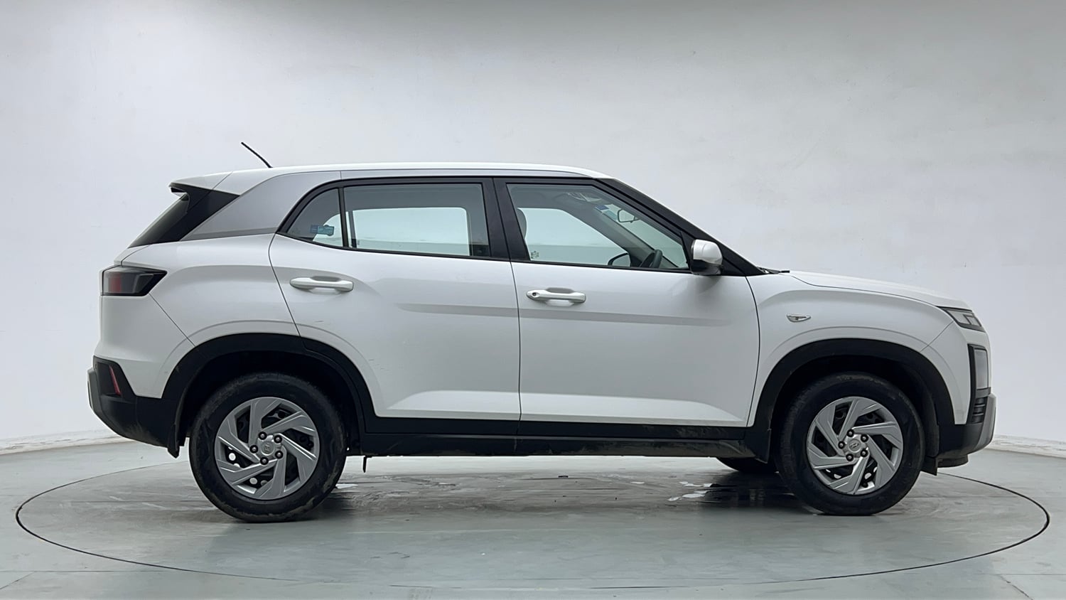 Used 2024 Hyundai Creta 1.5 MPi Petrol MT E Petrol Manual exterior RIGHT SIDE VIEW