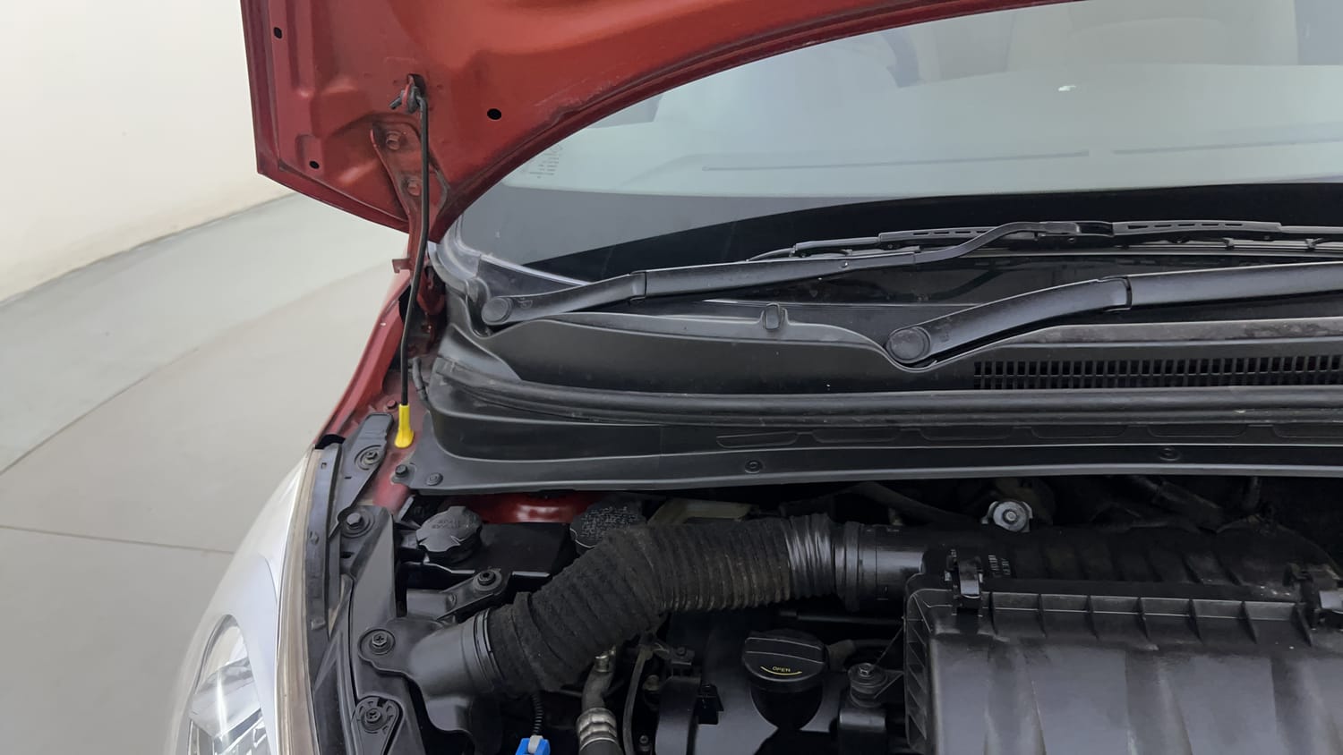Used 2013 Hyundai i10 Sportz 1.2 Kappa2 Petrol Manual engine ENGINE RIGHT SIDE HINGE & APRON VIEW