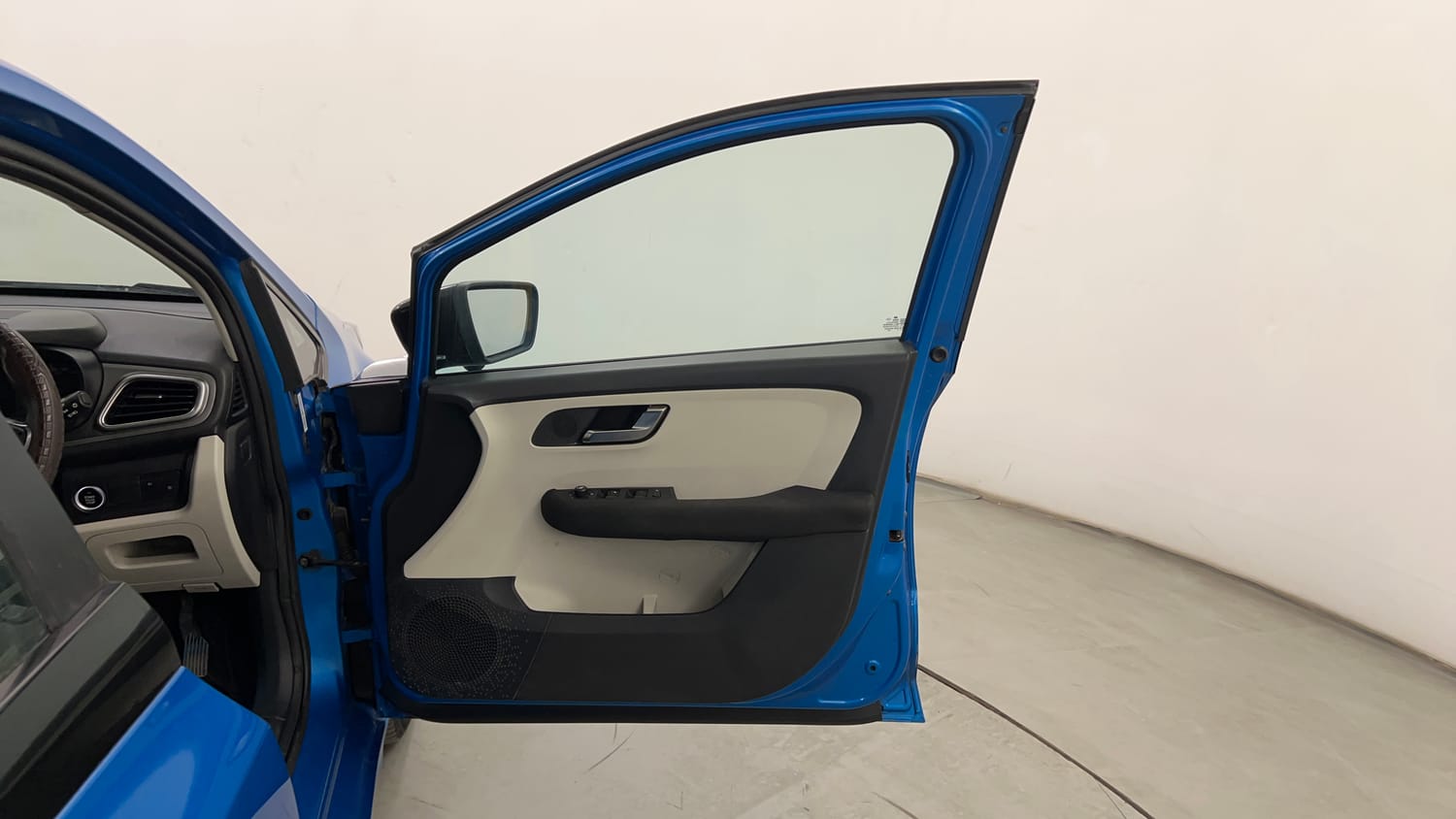 Used 2023 Tata Altroz XZ Petrol Petrol Manual interior RIGHT FRONT DOOR OPEN VIEW
