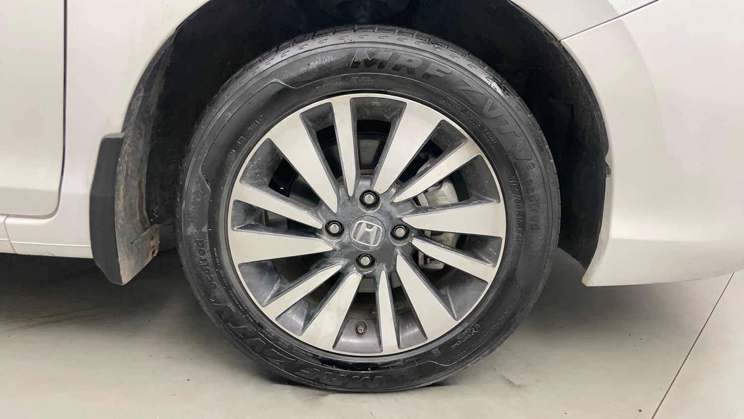 Used 2023 Honda City V Petrol MT Petrol Manual tyres RIGHT FRONT TYRE RIM VIEW