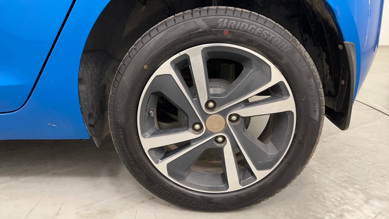 Used 2023 Tata Altroz XZ Petrol Petrol Manual tyres LEFT REAR TYRE RIM VIEW