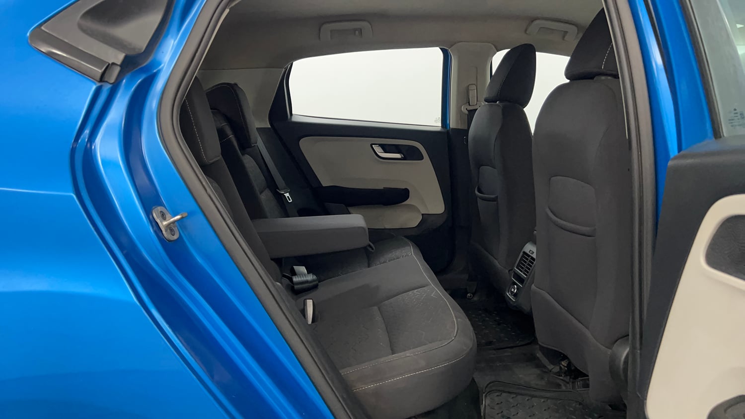 Used 2023 Tata Altroz XZ Petrol Petrol Manual interior RIGHT SIDE REAR DOOR CABIN VIEW