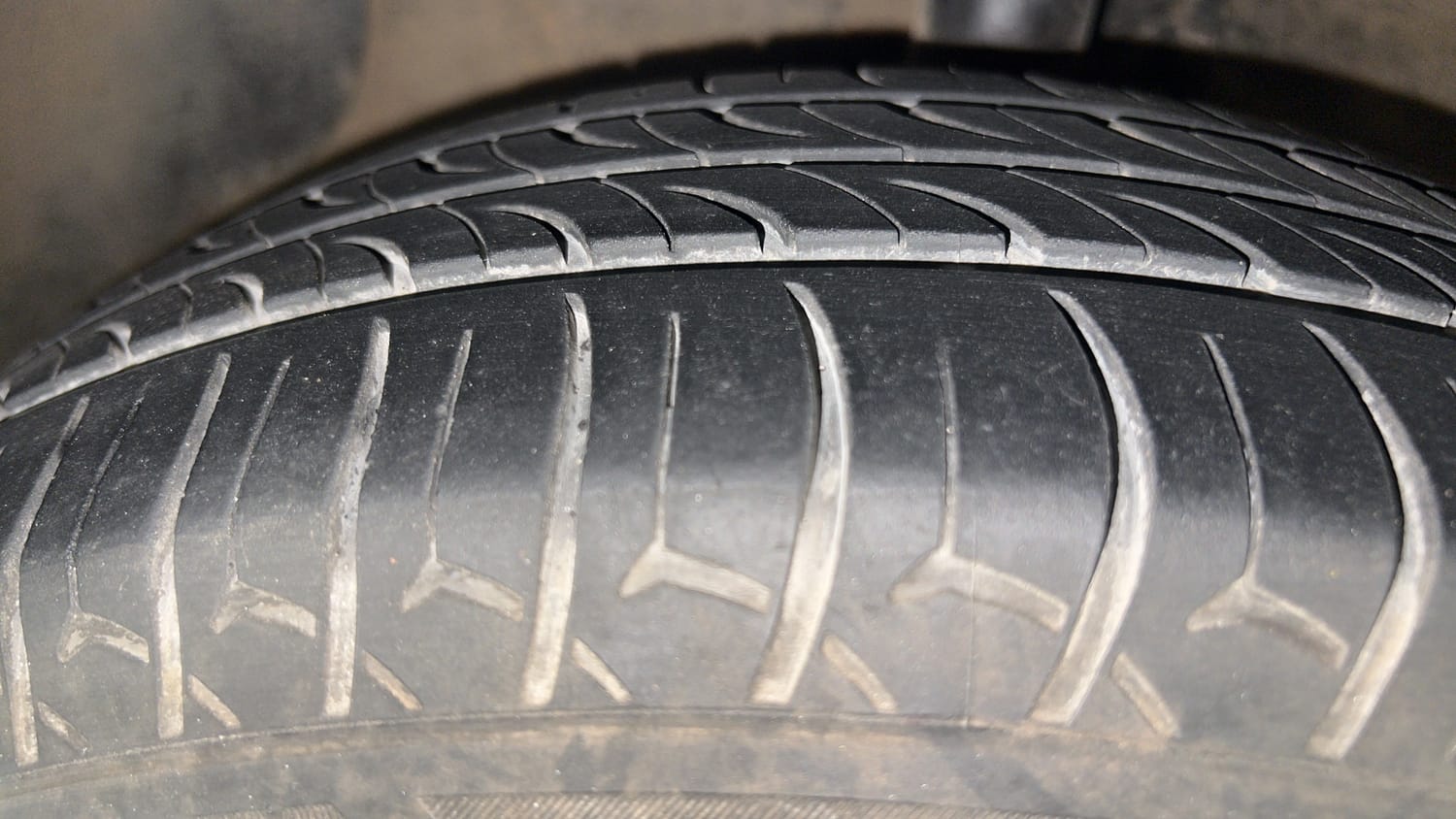 Used 2017 Hyundai Grand i10 Asta 1.2 Kappa VTVT Petrol Manual tyres LEFT FRONT TYRE TREAD VIEW