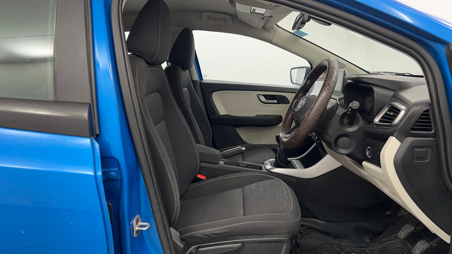 Used 2023 Tata Altroz XZ Petrol Petrol Manual interior RIGHT SIDE FRONT DOOR CABIN VIEW