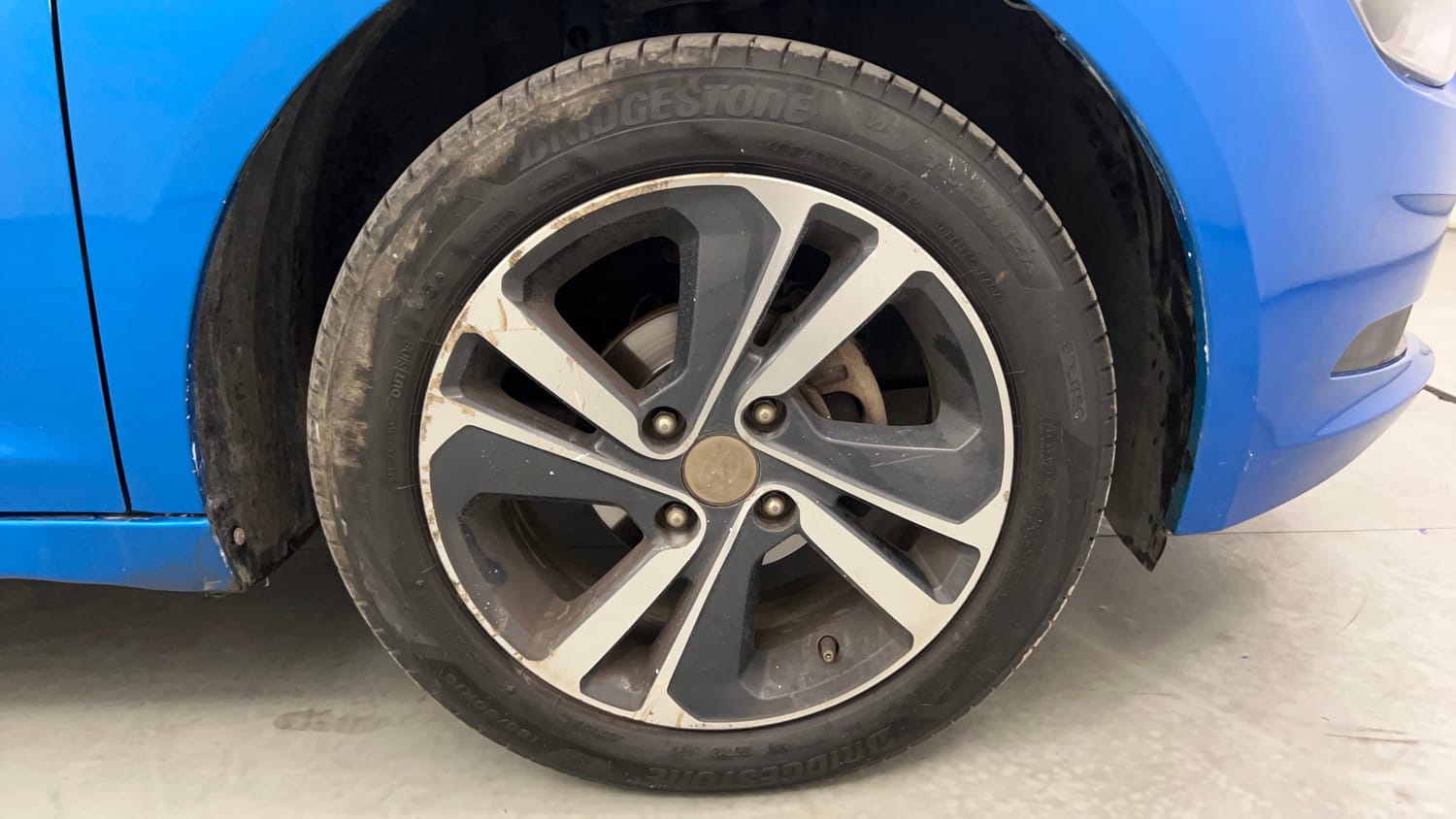 Used 2023 Tata Altroz XZ Petrol Petrol Manual tyres RIGHT FRONT TYRE RIM VIEW