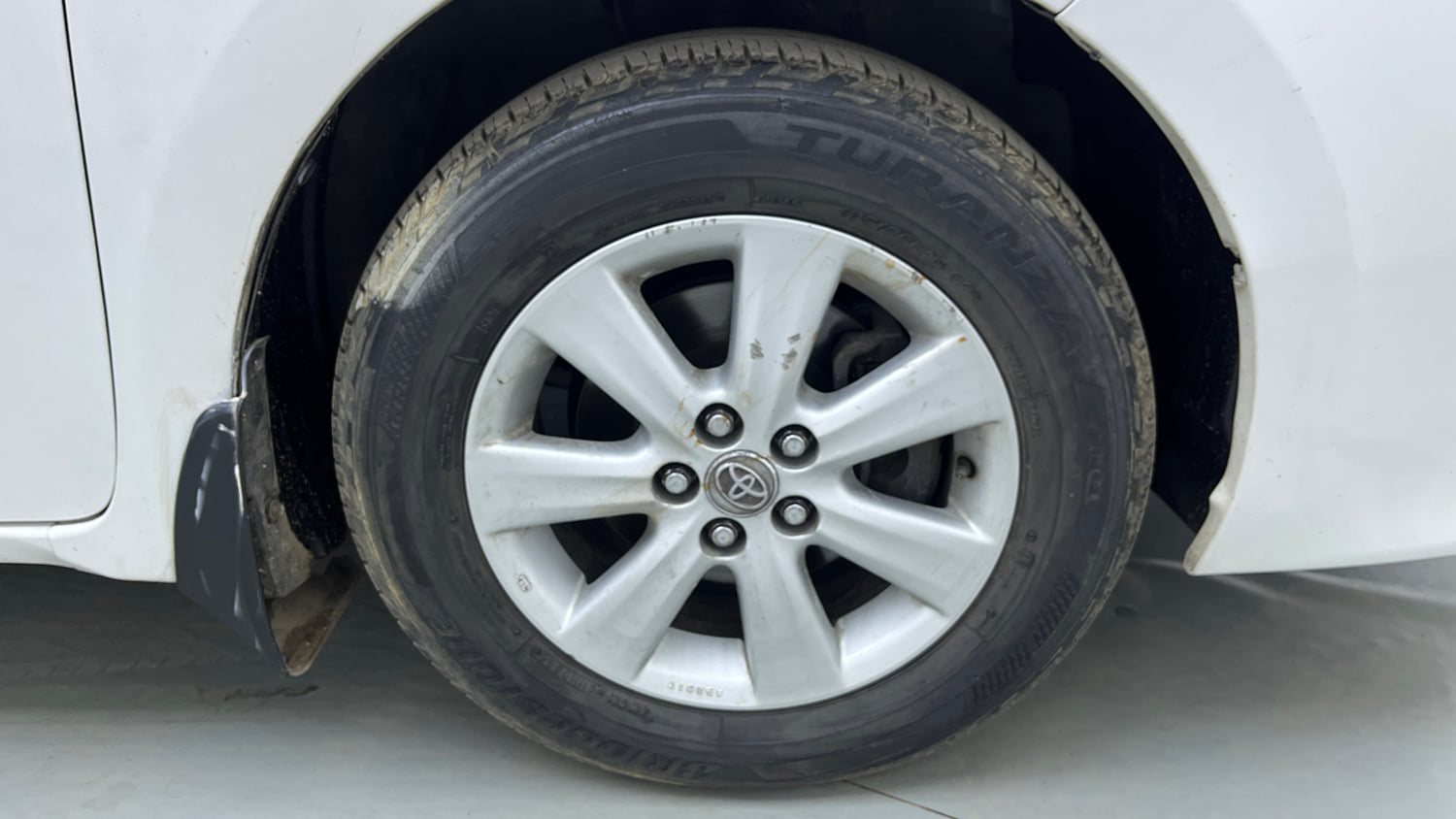 Used 2015 Toyota Corolla Altis G AT Petrol Petrol Automatic tyres RIGHT FRONT TYRE RIM VIEW