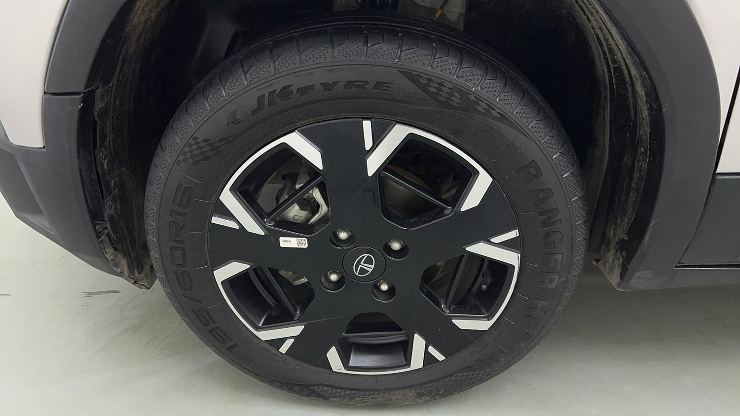Used 2026 Tata Punch Accomplished + S CNG Automatic Cng Automatic tyres LEFT FRONT TYRE RIM VIEW