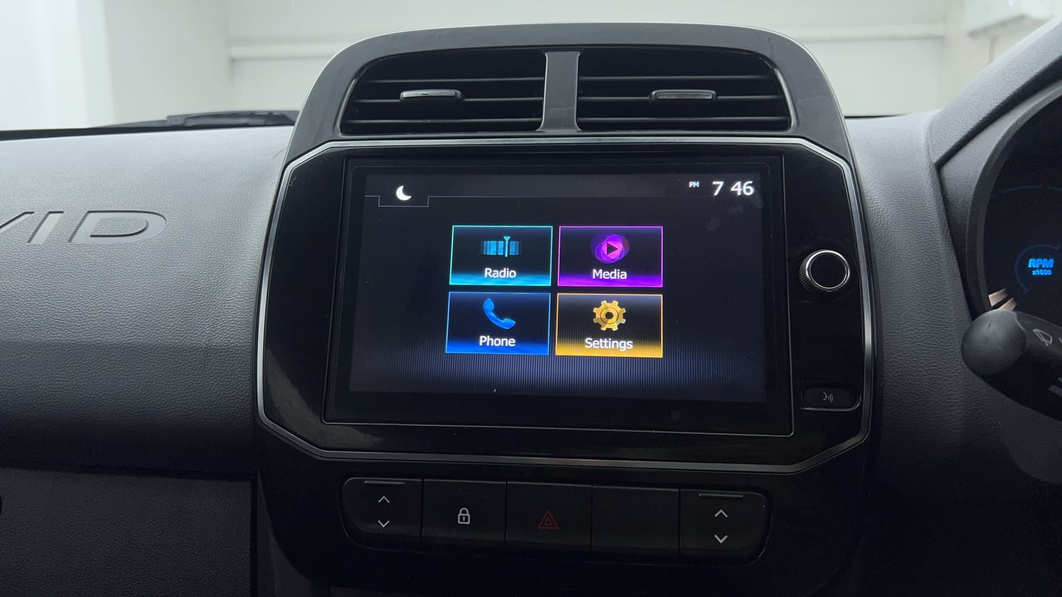 Used 2020 Renault Kwid RXT 1.0 Opt Petrol Manual top_features Integrated (in-dash) music system