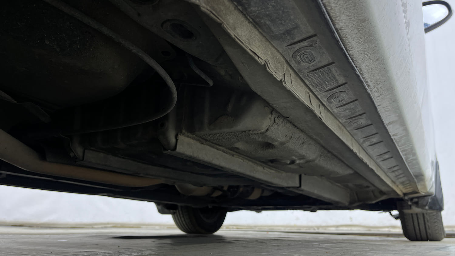 Used 2015 Toyota Corolla Altis G AT Petrol Petrol Automatic extra REAR RIGHT UNDERBODY VIEW