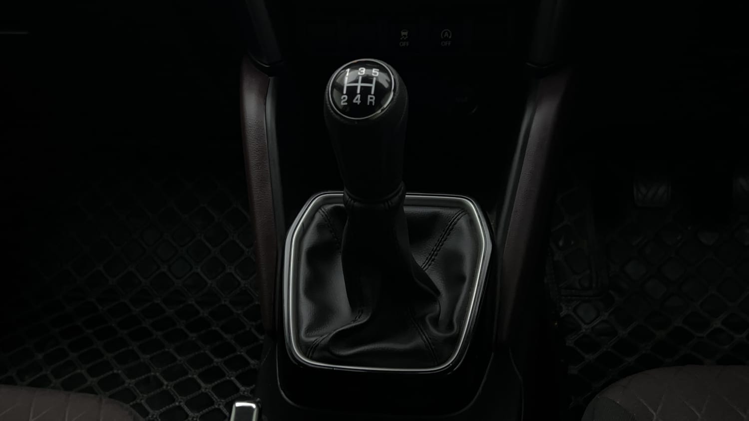 Used 2024 Maruti Suzuki Grand Vitara Zeta Smart Hybrid Petrol Manual interior GEAR  KNOB VIEW